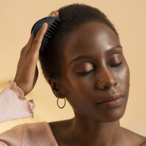TANGLE TEEZER - The Scalp Exfoliator & Massager -
Brosse spécial démêlage et massage - Black