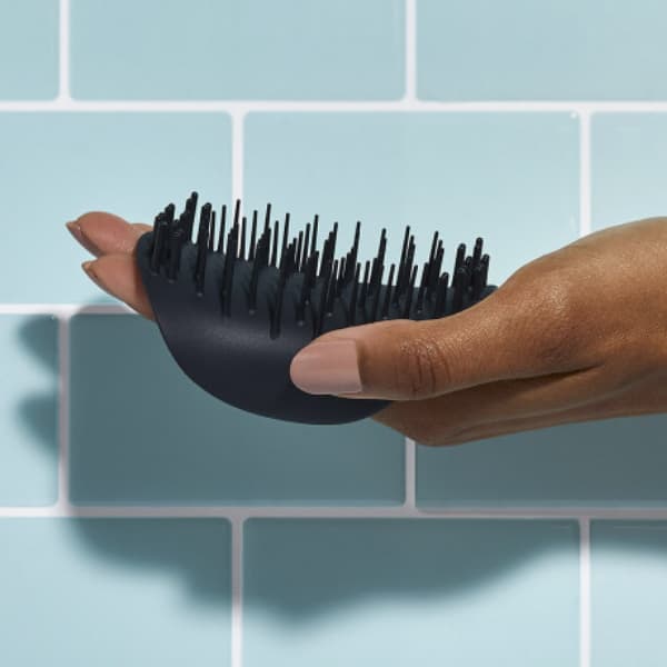 TANGLE TEEZER - The Scalp Exfoliator & Massager -
Brosse spécial démêlage et massage - Black